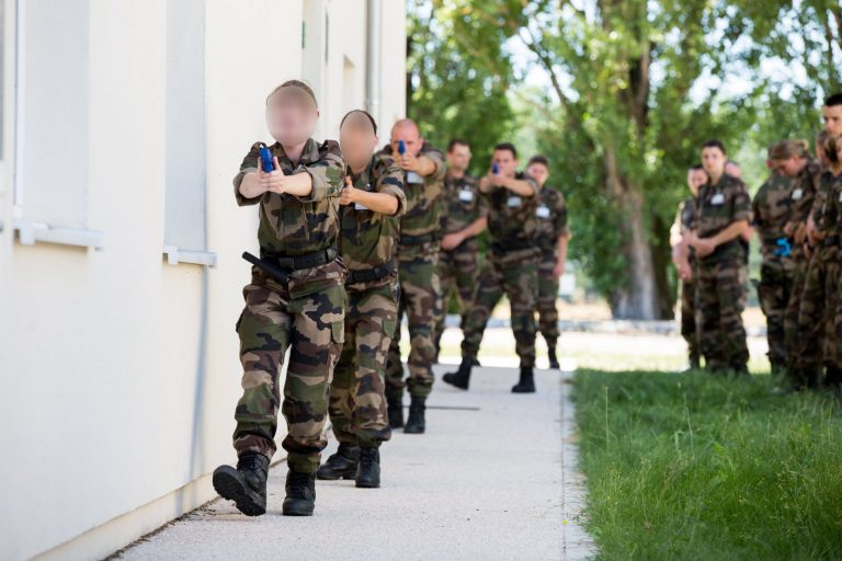 découvrez toutes les étapes pour intégrer la gendarmerie, les conditions requises, les concours, et les conseils pour réussir votre candidature.